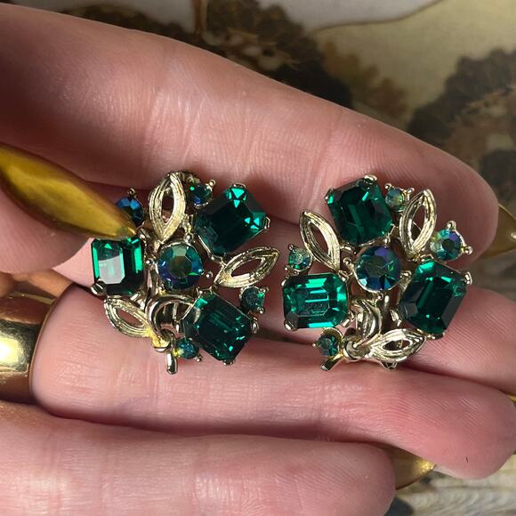 Vintage Lisner Silver Tone Green Rhinestone Clip Earrings - Picture 1 of 7
